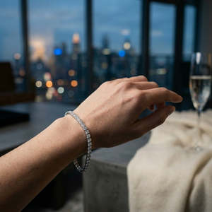 สร้อยข้อมือเทนนิสประดับเพชร CZ ดีไซน์เรียบหรู พร้อมโลหะสีขาวขัดเงาและประดับเพชรแบบต่อเนื่อง สร้อยข้อมือคุณภาพเยี่ยม - Product Image 5