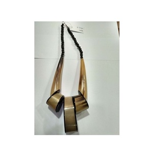 Collar con cuerno Simple moderno para mujer, Gargantilla cubana, simple y diseño de aspecto hecho a mano, pulido - Product Image 2