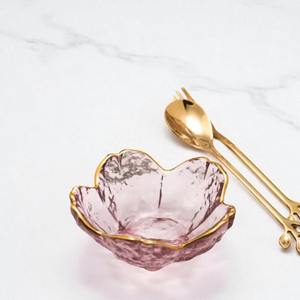 Bol de service en verre marbré rose avec bord doré, décoration de table, parfait pour les fêtes, l'accueil des invités et les occasions spéciales, en provenance d'Inde - Product Image 1