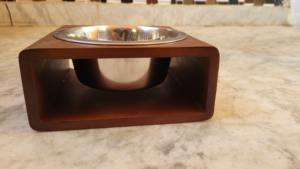 Comedero Elevado Moderno para Mascotas con Base de Madera y Tazón de Metal - Product Image 2