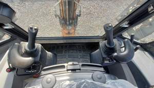 รถขุดตักล้อยาง Case 580SV ปี 2023 แบบมีห้องโดยสาร พร้อมเครื่องยนต์ ปั๊มเกียร์ และชุดเกียร์ - Product Image 3