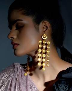 Bijoux de mode en laiton plaqué or de luxe, look haut de gamme, boucles d'oreilles en laiton de designer pour l'exportation en gros, acceptation de la conception personnalisée - Product Image 2