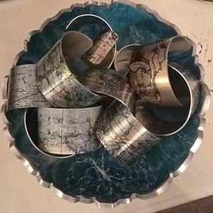 Bol décoratif de créateur en résine verte, plateau de centre de table artistique fabriqué à la main, accent élégant pour décor de bureau de salon à la maison - Product Image 2