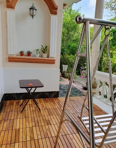 TBD T4A1 Azulejos exteriores modernos de alta calidad marrón de 19mm de espesor Durable resistente a la intemperie 4 listones Azulejos de cubierta de madera antideslizantes sólidos - Product Image 6