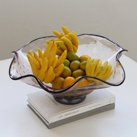 Bixuan Licht Roze Gepunte Textuur Mondgeblazen Kunstglas Schaal met Zwarte Rand, Gegolfde Rand, Voet, Fruitplateau, Tafeldecoratie