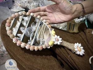 ESPEJO DE MANO DE CONCHA DE MAR HECHO A MANO: ESPEJO DE MAQUILLAJE ÚNICO, PORTÁTIL, DE CONCHA DE MAR NATURAL, VIETNAM. - Product Image 1