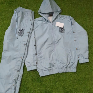 Conjunto Deportivo Personalizado con Botones a Presión para Hermandades Griegas, Chaqueta con Capucha y Pantalones para Mujeres, para Eventos de Hermandades y Vida Universitaria - Product Image 1