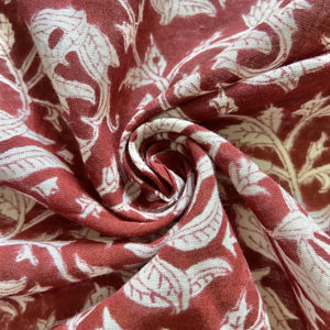 Tissu en coton imprimé à la main, motif floral de vigne Mughal en maron, tradition japonaise, motifs floraux équilibrés - Product Image 1