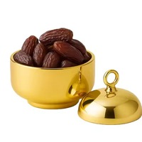 Luxueuze gouden metalen khajoor schaal met bloemmotief deksel voor Ramadan en Iftar cadeau & decoratie. Elegante schaal voor gedroogd fruit & dadels.