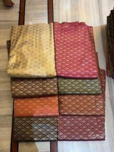 Tissu de coton brocart Jacquard de luxe en satin tissé avec des motifs traditionnels floraux imprimés pour les robes Sherwanis Sarees - Product Image 5