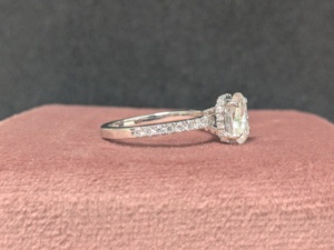 Anillo de Compromiso Clásico de Plata S925 con Moissanita de Corte Cojín de 2.30 Ct, Regalo para Mujer, Chapado en Rodio, Engaste Pavé, para Boda y Fiesta - Product Image 5