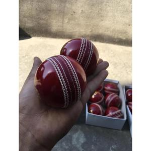 Pelota dura de críquet hecha a medida al por mayor, nuevo diseño de cuero, pelotas de bate de críquet deportivas suaves, pelotas duras de críquet hechas en India - Product Image 1