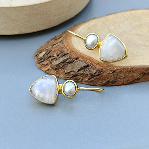 Pendientes hipoalergénicos de piedra lunar natural con perla de agua dulce, gancho chapado en oro de 18k, estilo geométrico, hechos a mano. - Product Image 4