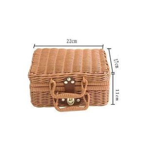 Valise à bagages en rotin de différentes couleurs avec deux sangles de poignée et décoration de gland - Product Image 6