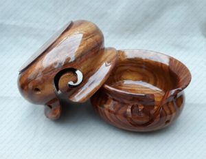 Bol de fil peint à la main en bois coloré Bols de fil en bois massif avec conception de tourbillon Fournitures de crochet à tricoter durables par AYAANS - Product Image 6