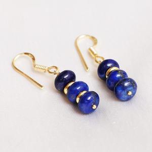 Boucles d'oreilles pendantes Lapis Lazuli Design plaqué or fait à la main avec des perles d'espacement Bijoux élégants en pierres précieuses d'un bleu profond pour femmes - Product Image 4