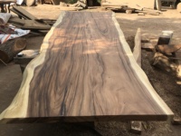 Table à manger de luxe en bois massif avec bord naturel et design Art Déco en métal, en stock, en bois de noyer sud-américain