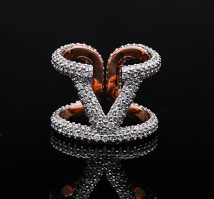 Bague élégante pour femme en or rose 14 carats plaqué rhodium, design classique en forme de V croisé, entièrement sertie de diamants naturels - Product Image 1