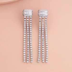 Boucles d'oreilles pendantes vintage tendance plaquées or avec pendentif pompon en alliage de cuivre, laiton et zinc, ornées de perles/diamants, idéales pour les soirées - Product Image 2