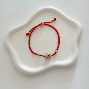 Bracelet de Bohème Réglable en Corde Rouge avec des Accents en Acier Inoxydable en Filigrane Doré Creux et Charme - Product Image 2