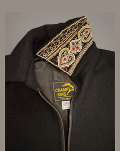 Chaqueta de mezcla de lana negra con un cuello de cuentas elaboradamente bordado, fabricada por la marca Champ King en Pakistán. - Product Image 5