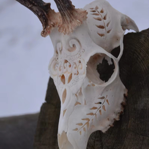 Sculpture à la main exquise et cornes majestueuses pour l'art mural culturel contemporain - Product Image 1