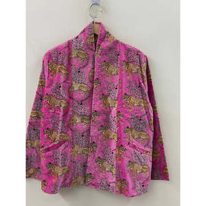 Veste réversible automne motif léopard et floral, rose fuchsia, en velours imprimé, brodée, matelassée, avec coque en cuir, logo personnalisé - Product Image 5