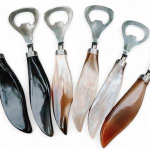 Sacacorchos y abridor de cuerno de búfalo hechos a mano de la mejor calidad, regalos sostenibles de estilo vikingo para cerveza y bebidas frías - Product Image 1