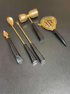 Ensemble d'accessoires de bar plaqués or de haute qualité avec poignées noires, parfait pour la préparation de boissons à la maison et lors de fêtes, provenant d'Inde. - Product Image 2