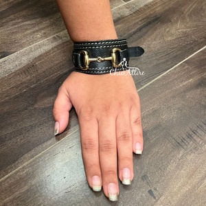 Venta al por mayor 2025 último tono plateado broca de caballo Hardware con hebilla de pasador ajustable pulsera de cuero de vaca ancha joyería para Unisex - Product Image 1