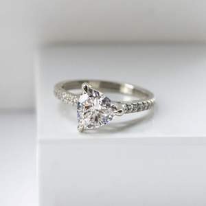 Anillo de compromiso Moissanite Trillion Cut - Product Image 2