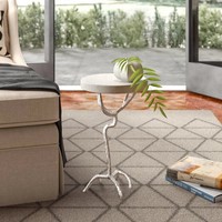 Table d'appoint moderne classique avec plateau en marbre crème torsadé et base en aluminium blanc argenté, style Art Déco, fabrication artisanale Nsons Home