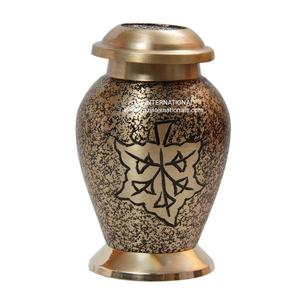 Jolies urnes souvenirs dorées en laiton pour motif gravé de feuilles de cendres humaines - Product Image 1