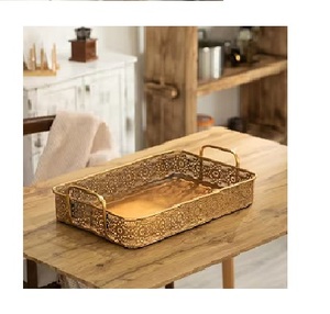 Plateau en métal fabriqué à la main avec un design artistique adapté à la décoration de la maison ou au service de collations et de boissons lors de rassemblements - Product Image 1