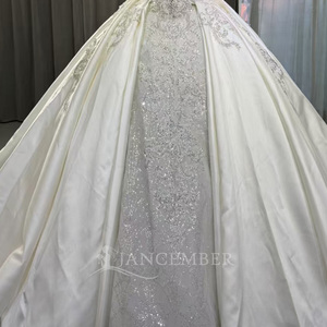 Vestido de Novia de Gala OY014 Exclusivo con Escote Corazón, Satén, Plumas, Cola Capilla y Flores de Encaje - Product Image 6