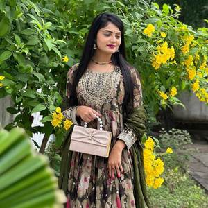 Nuevo Vestido de Diseñador TENNYC con Conjunto de Dupatta - Sin Arrugas, de Secado Rápido y Reversible para Fiestas y Bodas - Product Image 1