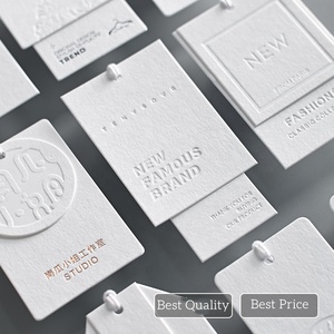 Étiquettes suspendues personnalisées de luxe <span class=keywords><strong>en</strong></span> <span class=keywords><strong>carton</strong></span> blanc 800 g/m² <span class=keywords><strong>pour</strong></span> vêtements - Product Image 2