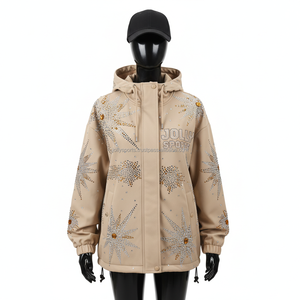 Chaqueta Softshell para Mujer, 320 GSM, Elástica, Color Beige, con Transferencia de Calor de Pedrería y Logotipo Bordado - Product Image 1