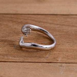 แหวนเงินและทองเหลืองรูปทรงกอดมือ ดีไซน์โรแมนติกสำหรับงานแต่งงาน ปรับขนาดได้ |   เครื่องประดับทำมือสไตล์มินิมอลสำหรับทุกเพศ ขายส่ง - Product Image 4