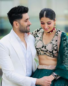 Lehenga Choli de soirée le plus vendu, brodé avec des sequins, des rivets, des motifs et du tissu en velours de viscose - Product Image 5