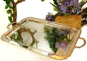 Bandeja Rectangular Grande Plateada Sheffield con Emblema de la Familia Real, Asas Metálicas, Diseño Moderno, 100% Hecha a Mano, para Mesa de Salón - Product Image 1