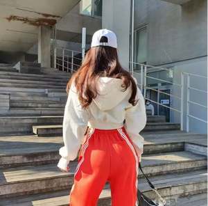 Fabricación de logotipo personalizado Gym Sport Wear 2023 Winter Fleece Sudadera de algodón de alta calidad Sudadera con capucha recortada para mujer - Product Image 4