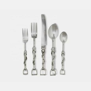 Service de couverts de haute qualité en acier inoxydable poli argenté avec poignée design, ensemble de couverts de luxe au look royal pour la maison du restaurant - Product Image 1