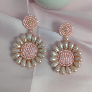 Pendientes colgantes de resina de color personalizados de lujo hechos a mano para mujer, accesorios de moda altamente pulidos de alta calidad de la India - Product Image 2