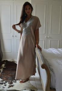 Nuevo estilo de mujer yugo bordado Color sólido manga corta Casual hasta el suelo cintura Natural tejido ecológico Kaftan vestidos - Product Image 4