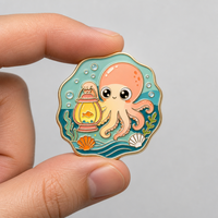 Maßgefertigte moderne antike Imitations-Oktopus-Laterne aus Emaille mit vergoldeter Oberfläche, Unterwasser-Meeresthema, Goldfisch-Brosche/Anstecker