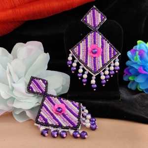 Los pendientes artesanales con forma geométrica añaden un estilo contemporáneo a cualquier atuendo versátil para ocasiones casuales y formales - Product Image 3