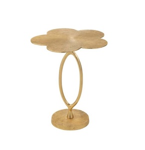 โต๊ะข้างอลูมิเนียมมีพื้นผิวเรียบหรูหราพร้อมกรอบขัดเงาสีทองและพื้นผิวมันวาวเพื่อความน่าดึงดูดในการมองเห็นที่ยั่งยืน - Product Image 1