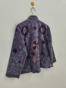 Veste courte en velours de couleur vin, brodée de motifs Suzani, faite à la main, style bohème ethnique, pour les festivals, veste en velours brodée Suzani - Product Image 6