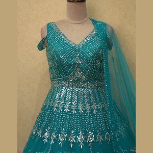 Elegante Vestido Azul Turquesa con Bordado a Mano de Hilo y Diamantes, Perfecto para Cualquier Ocasión, Exportado desde India - Product Image 2